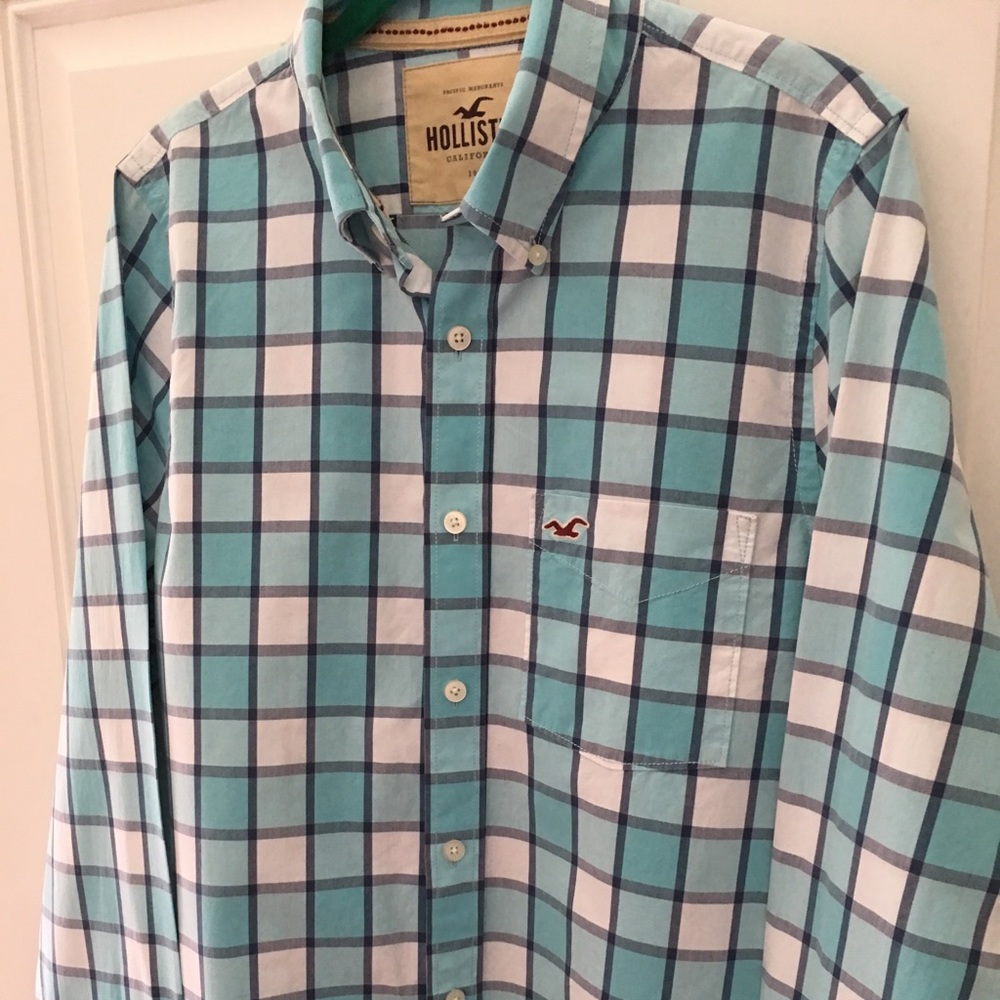 93. “Host Pick” Men’s Hollister shirt